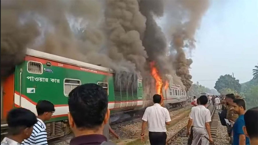 Fire breaks out on Chattala Express train in Sitakunda, 900 passengers ...